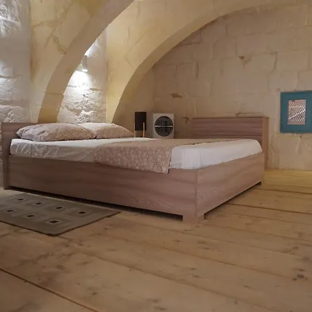 Il-mezzanine Private Traditional And Walking Distance To Bus Terminus בית נופש