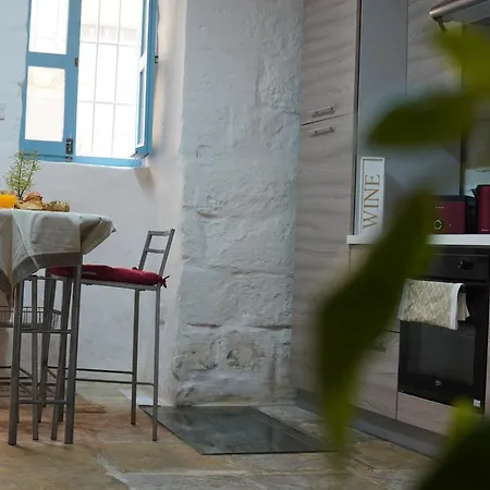 Il-mezzanine Private Traditional And Walking Distance To Bus Terminus