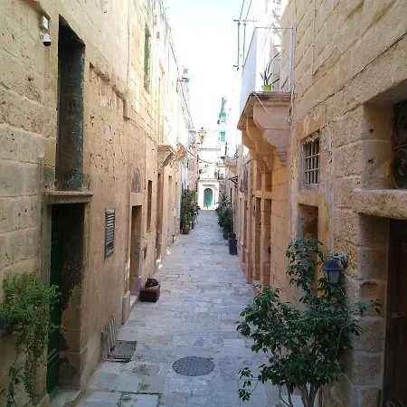 Il-mezzanine Private Traditional And Walking Distance To Bus Terminus בית נופש *