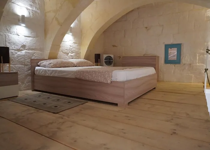 Il-mezzanine Private Traditional And Walking Distance To Bus Terminus Feriehus