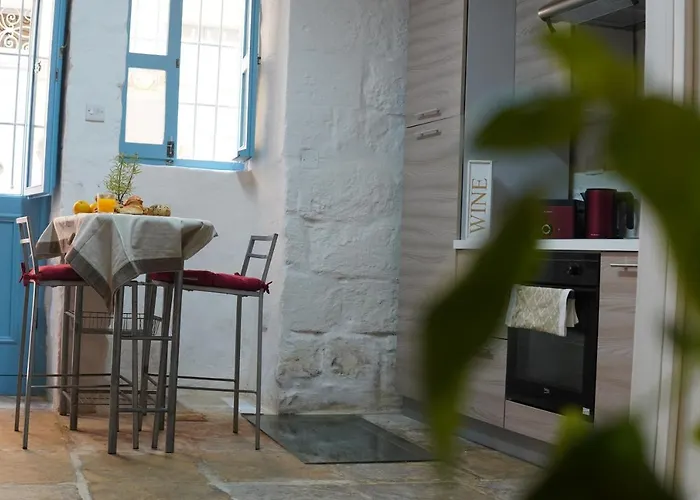 Il-mezzanine Private Traditional And Walking Distance To Bus Terminus