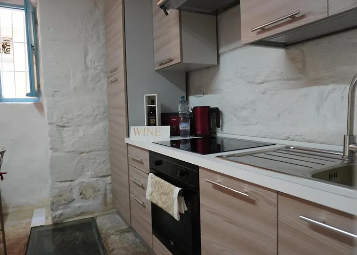 Il-mezzanine Private Traditional And Walking Distance To Bus Terminus Feriehus Cospicua