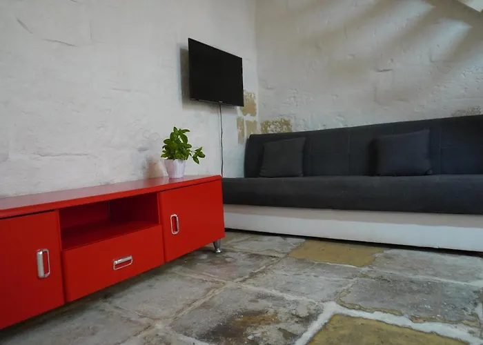 Il-mezzanine Private Traditional And Walking Distance To Bus Terminus Feriehus