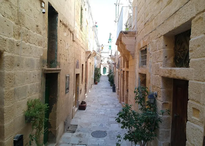 Il-mezzanine Private Traditional And Walking Distance To Bus Terminus Feriehus *